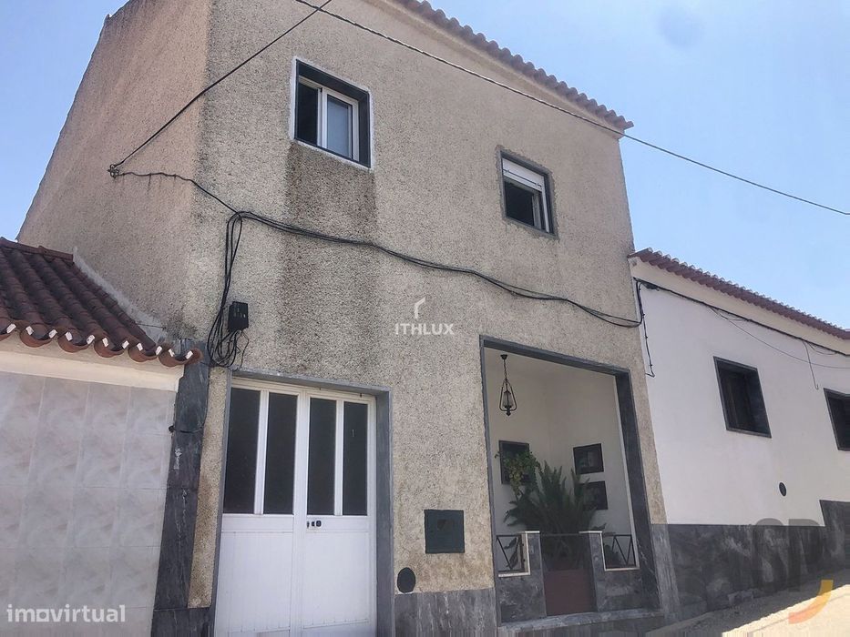 Moradia localizada em Rio de Moinhos, Borba. Com área bruta privativa