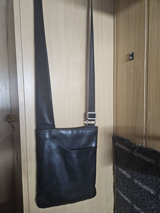 Черная кожаная сумка-мессенджер  через плечо Radley из натурал