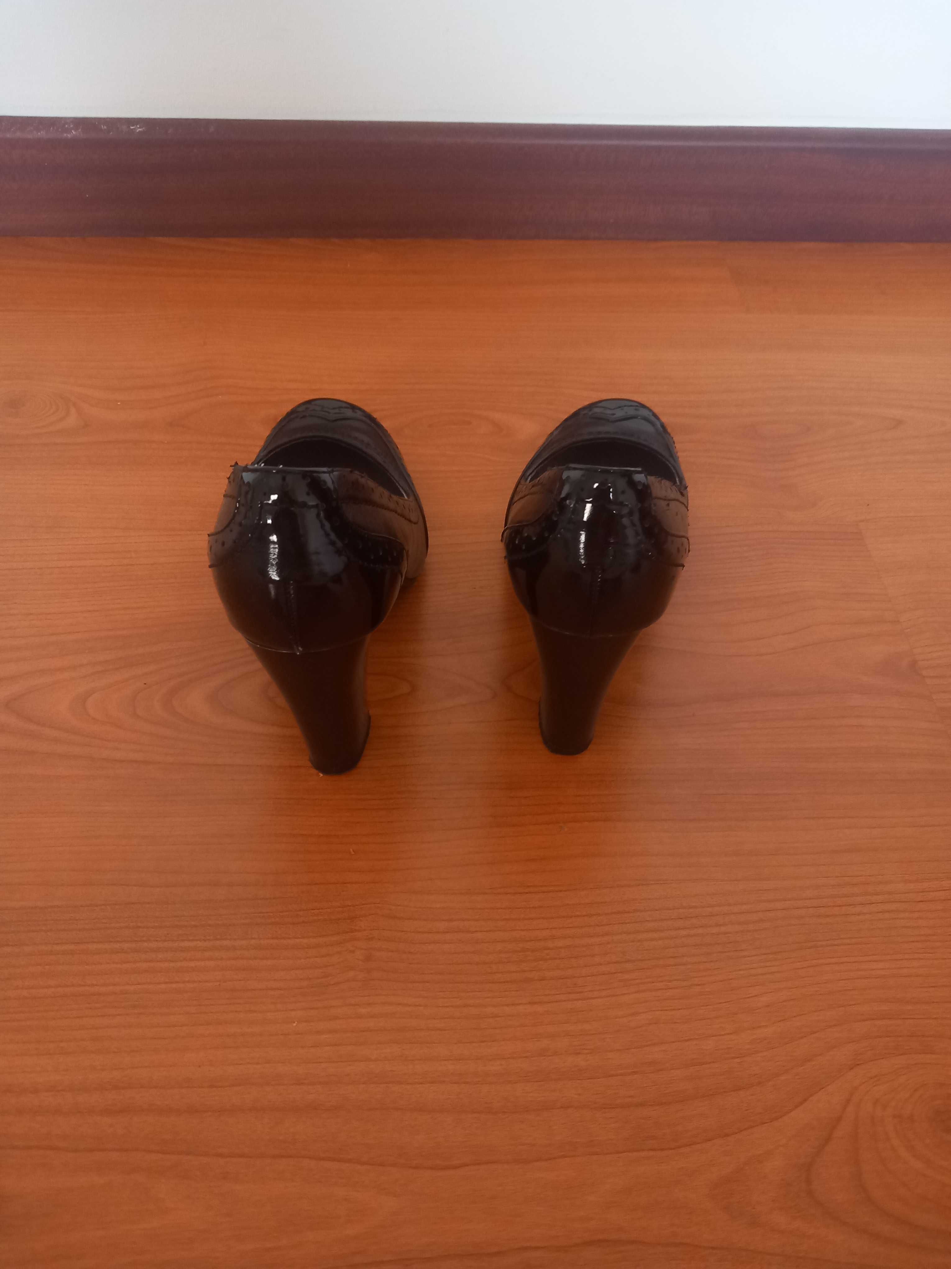 Sapatos - tamanho 37