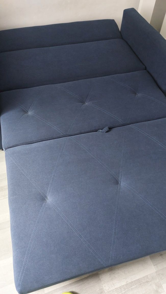 Sofa dwuosobowa z pojemnikiem