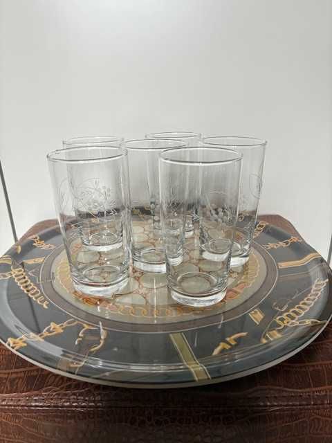 szklanki z roślinnym wzorem