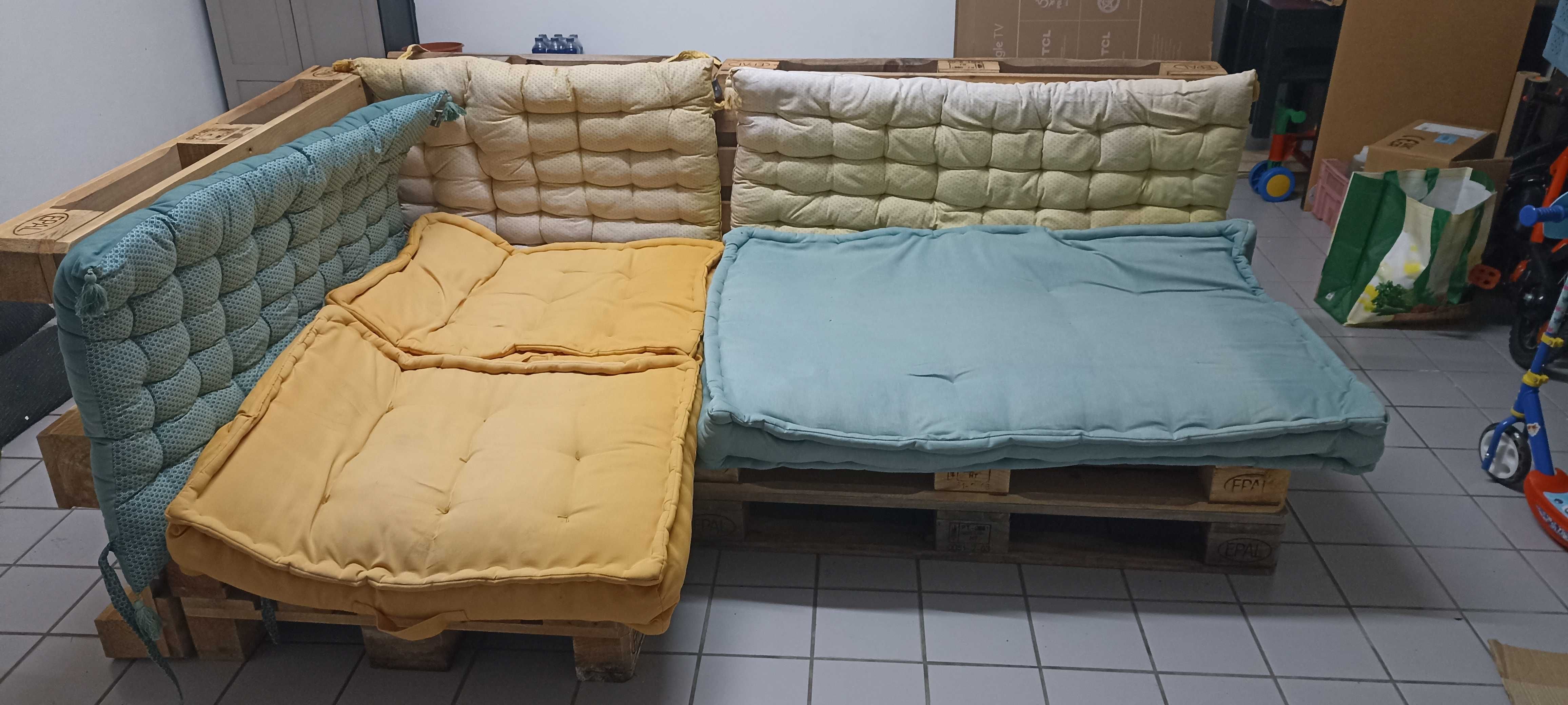 Sofá em paletes com almofadas