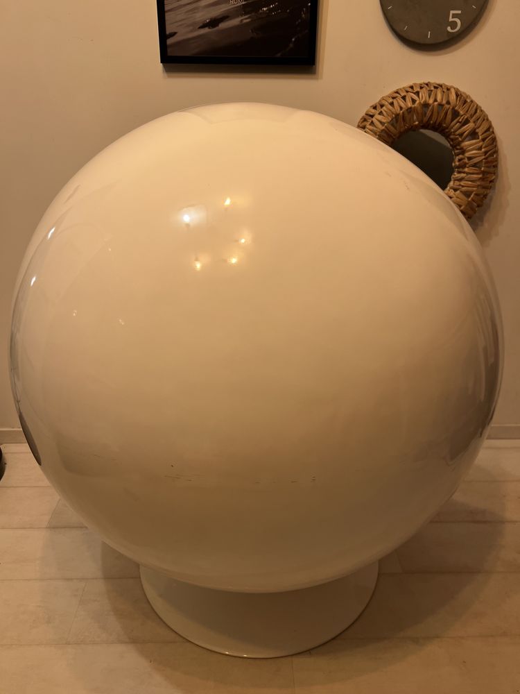 Biały fotel obrotowy jajko