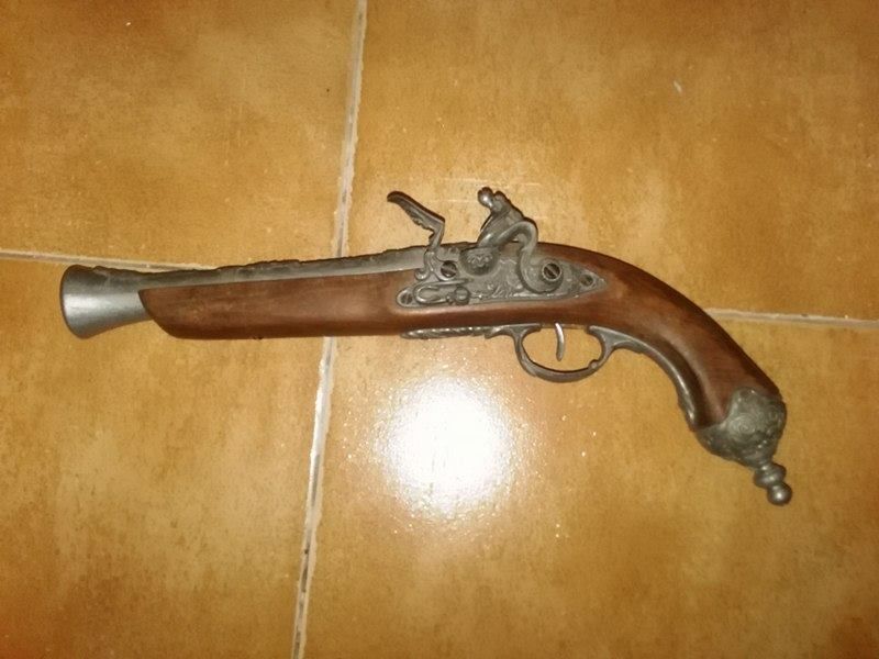 pistola antiga para decoração