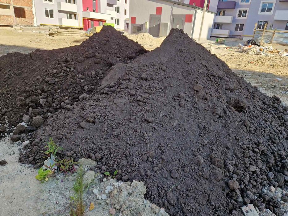 Земля. Чорнозем. Торф. Цемент. Грунт родючий, на підсипку.Маніпулятор
