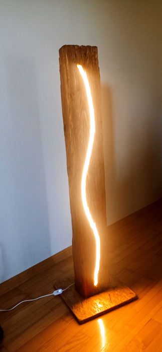 Lampa stojąca drewniana