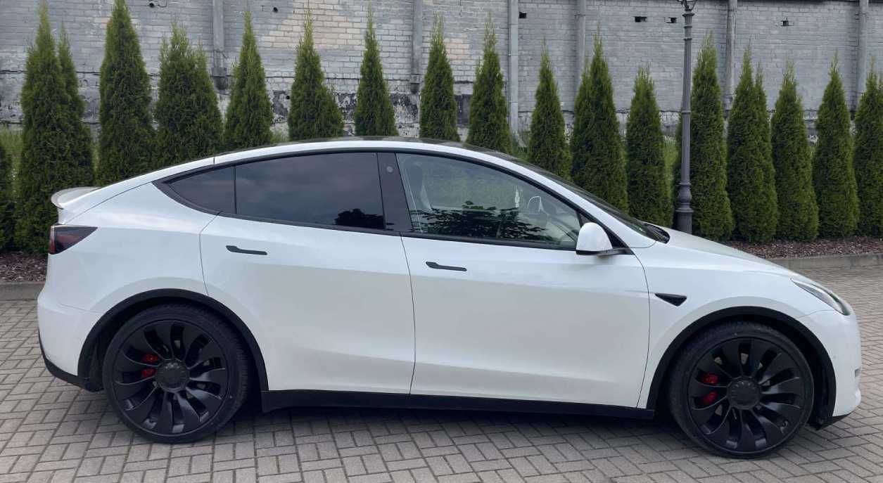 Tesla Model Y, 2022, 70 000
