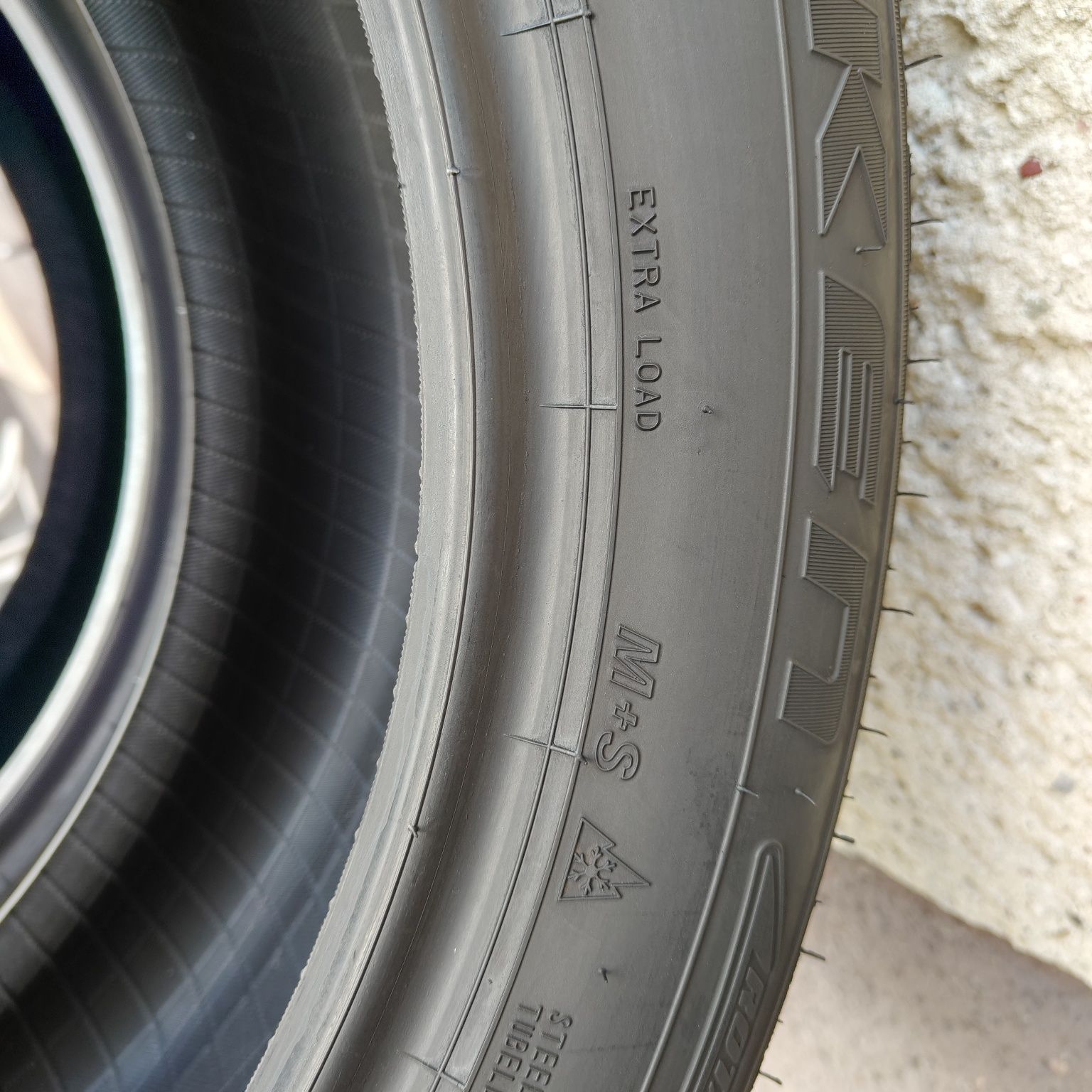215/55/17 XL Sprzedam parę opon całorocznych Falken