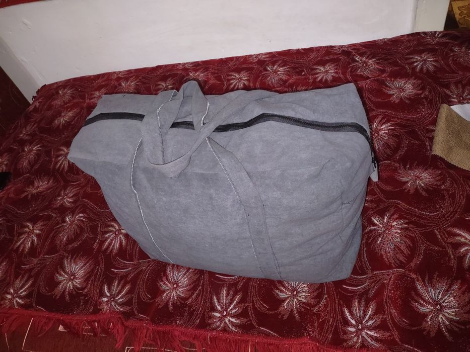 Сумка дорожня з підкладкою та твердим дном. З меблевої тканини.