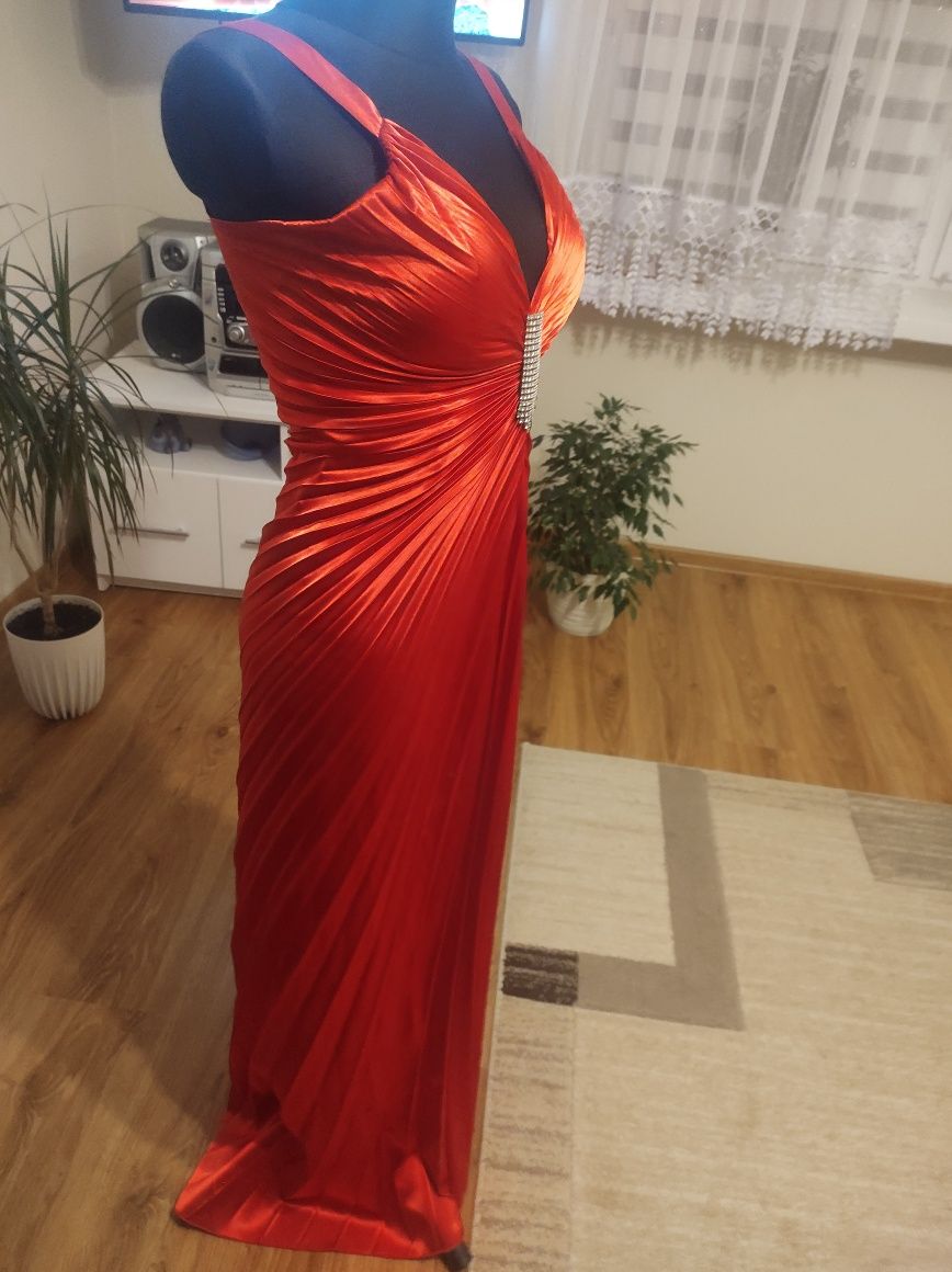 Czerwona długa sukienka