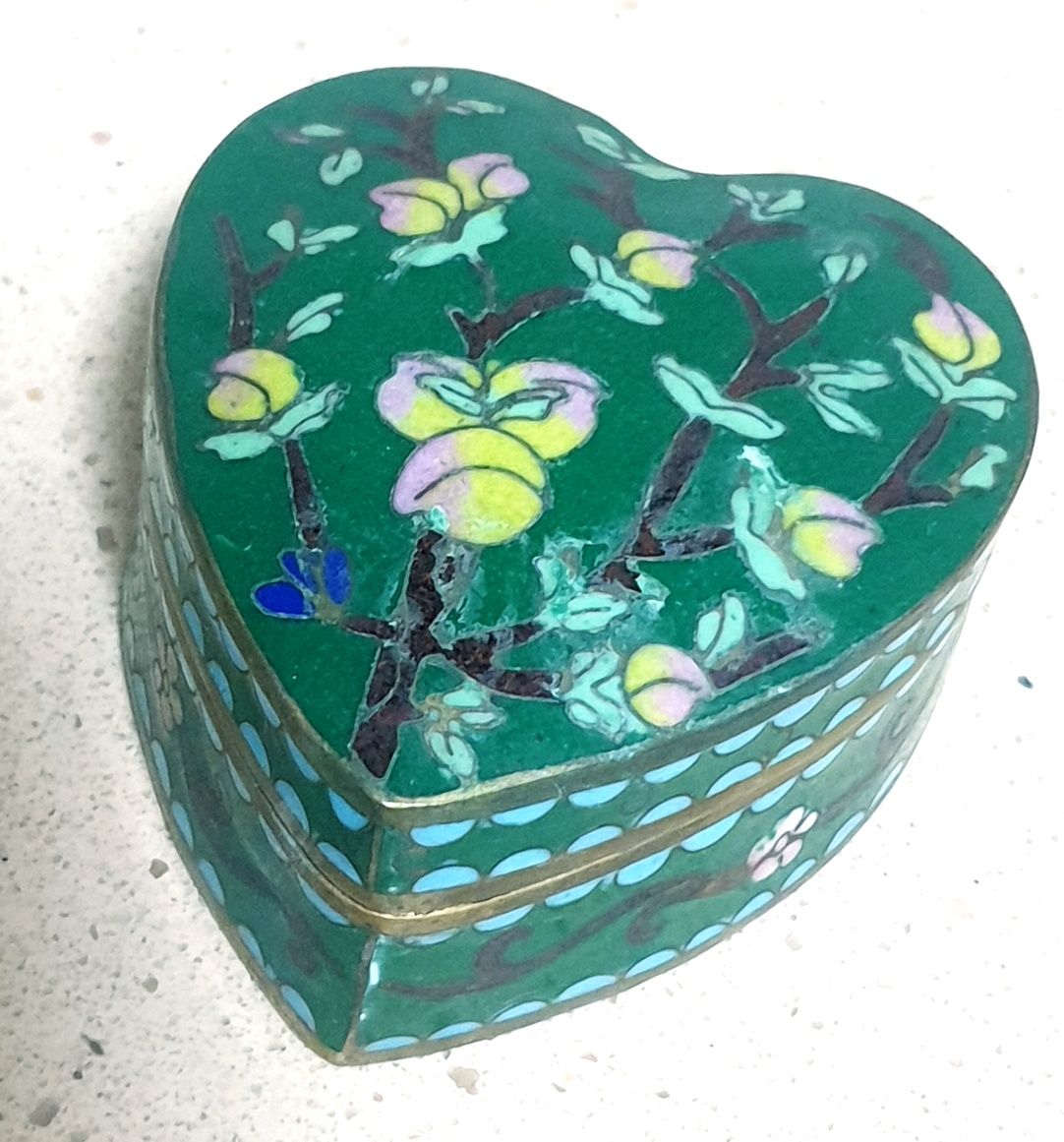 Linda antiga caixa asiática "coração " em cloisonné