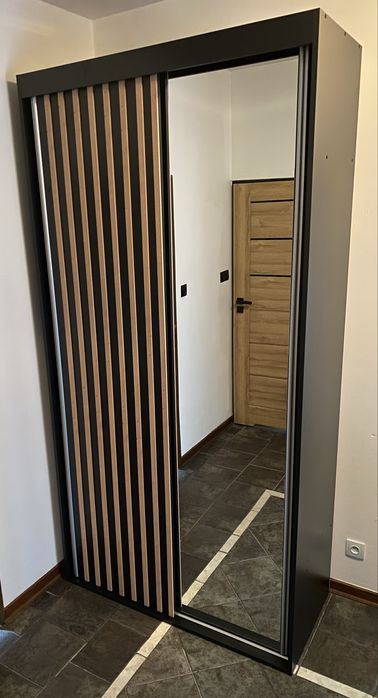 Szafa loft lamele czarna drewniana przesuwna pojemna