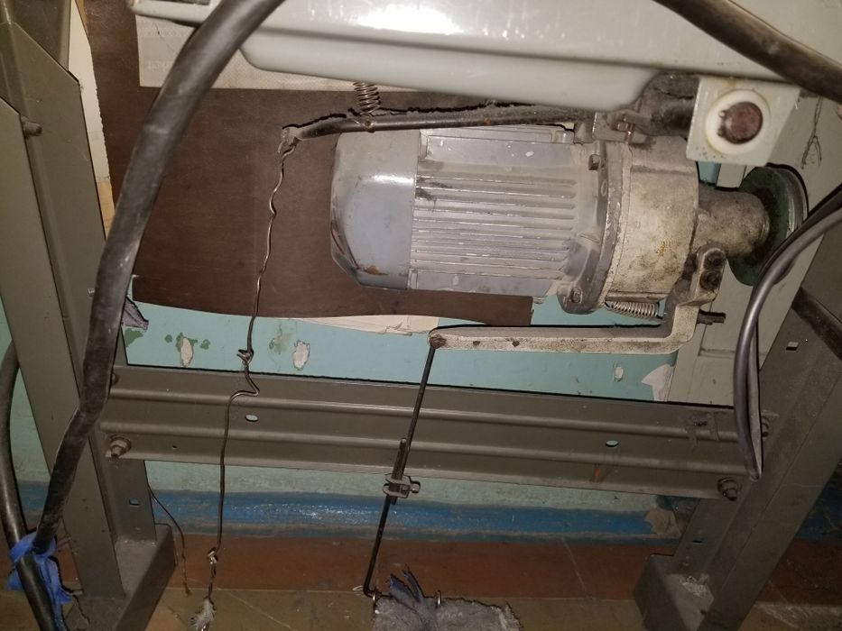 Швейная машина универсальная прямострочка 1022М со столом. есть выбор