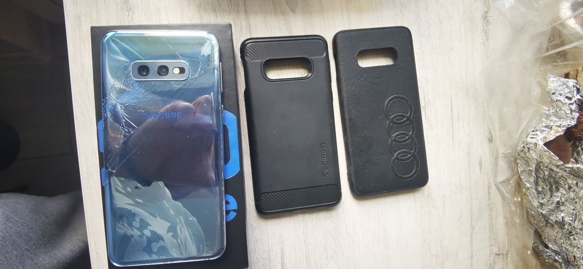 Samsung Galaxy s10e 128gb kompaktowy + 2 etui spigen audi