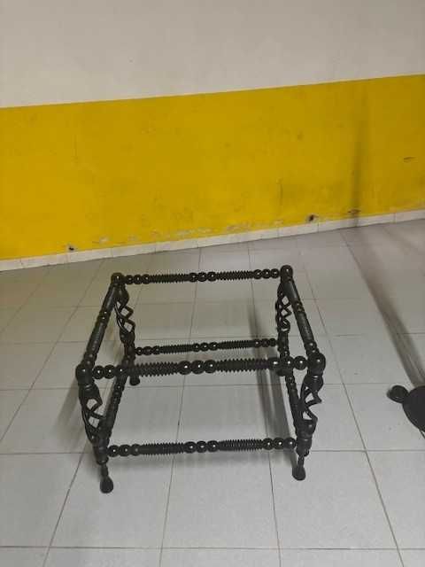 Mesa de centro e candeeiro de pé alto em pau preto