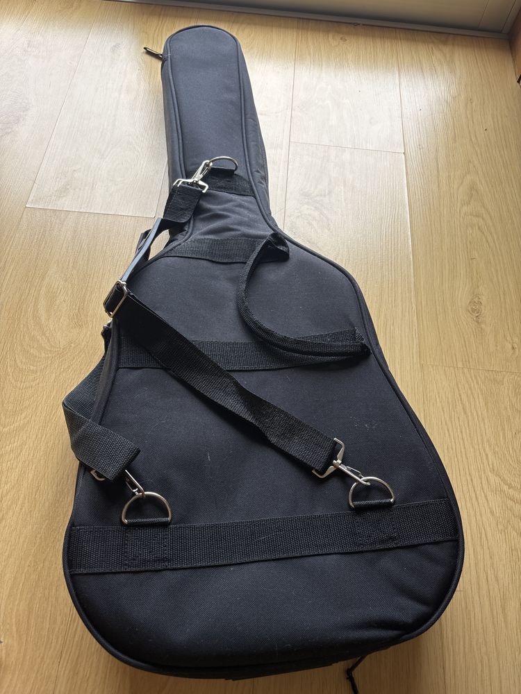 Guitarra admira com capa