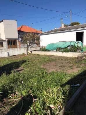 Lote de construção com anexos e garagem
