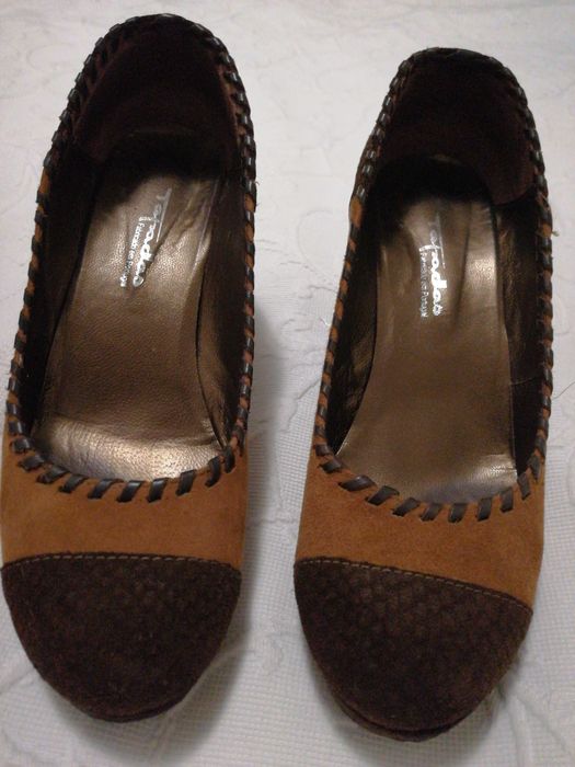Sapatos camurça castanhos e bejes