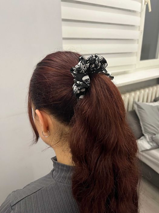 Mała halloweenowa gumka scrunchie – czarna z motywem czaszek, handmade