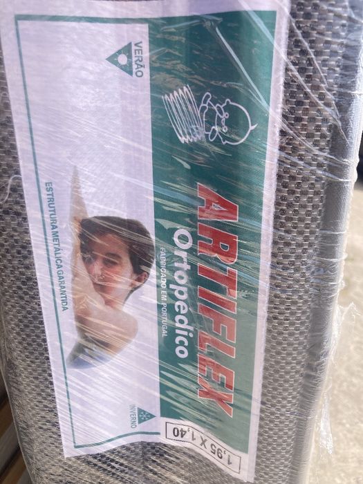 Cama casal com mesa de cabeceira