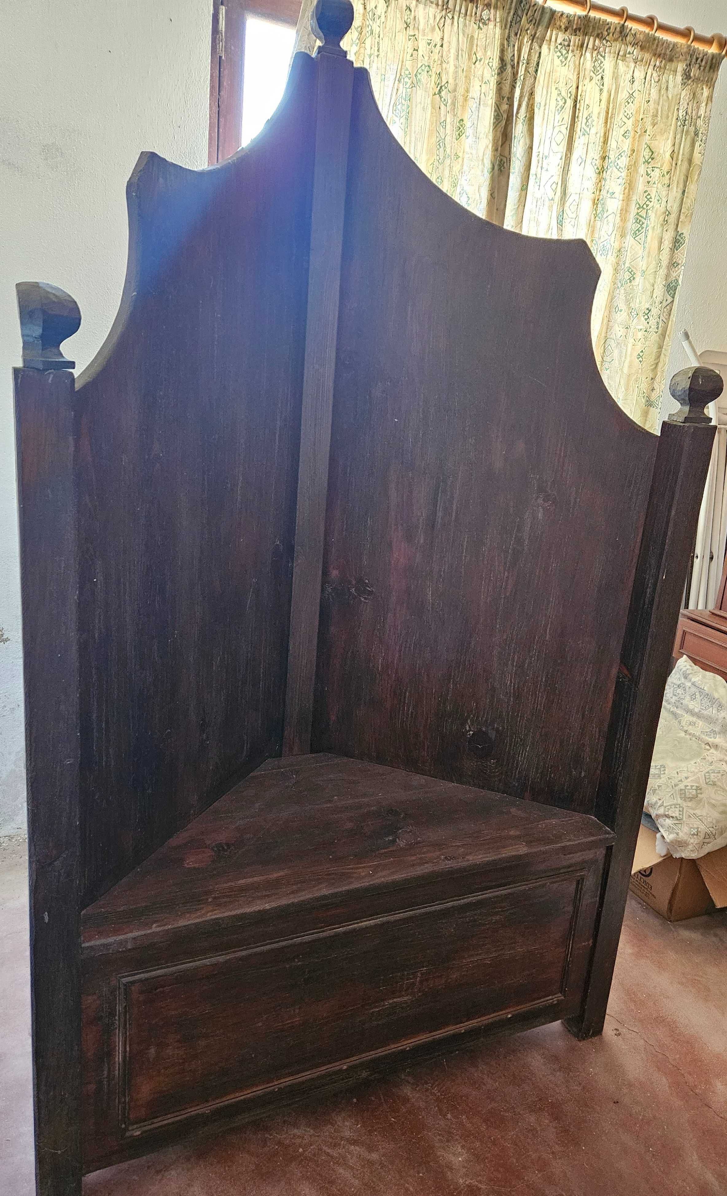 Cadeirão para parede de canto, com arrumação, antigo