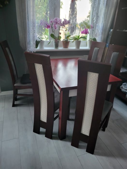 Stół rozkładany i 6 krzeseł
