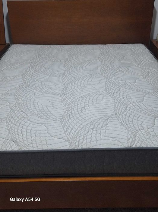 Cama 1.60m com colchão e duas mesas