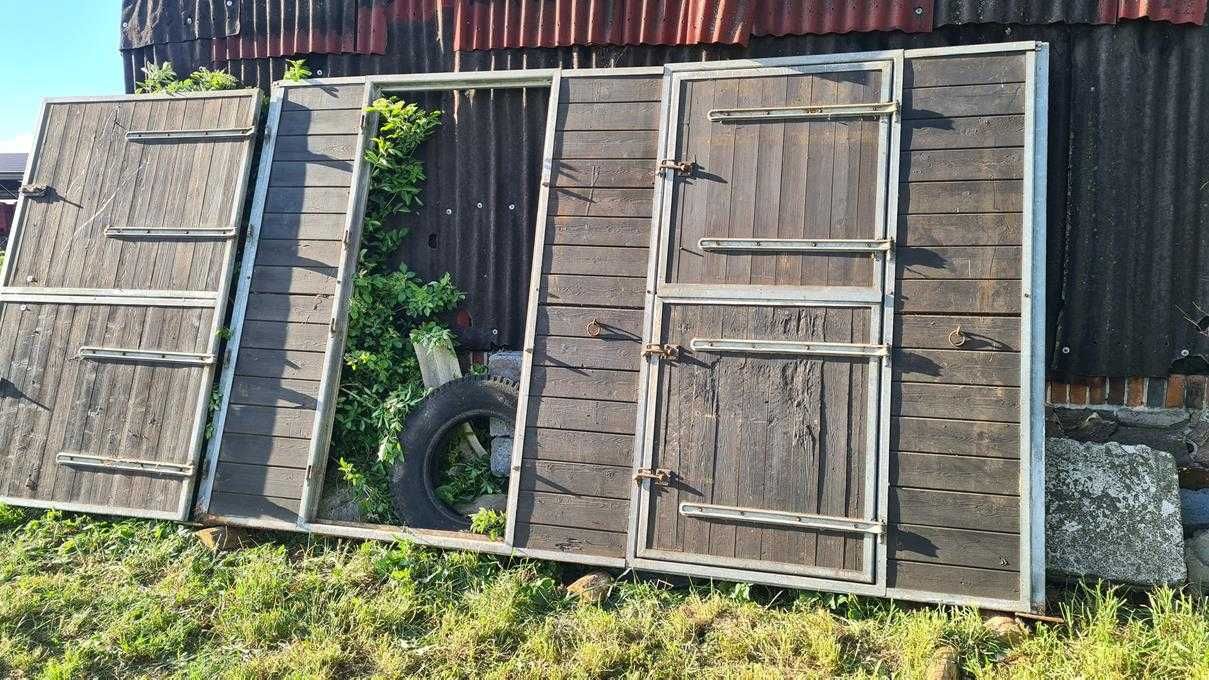 Boks Boksy dla koni, boksy do stajni - stajnia angielska - front.