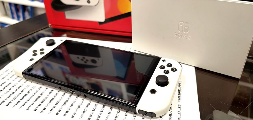 Konsola Nintendo Switch OLED biała stan idealny + karta 128GB + etui