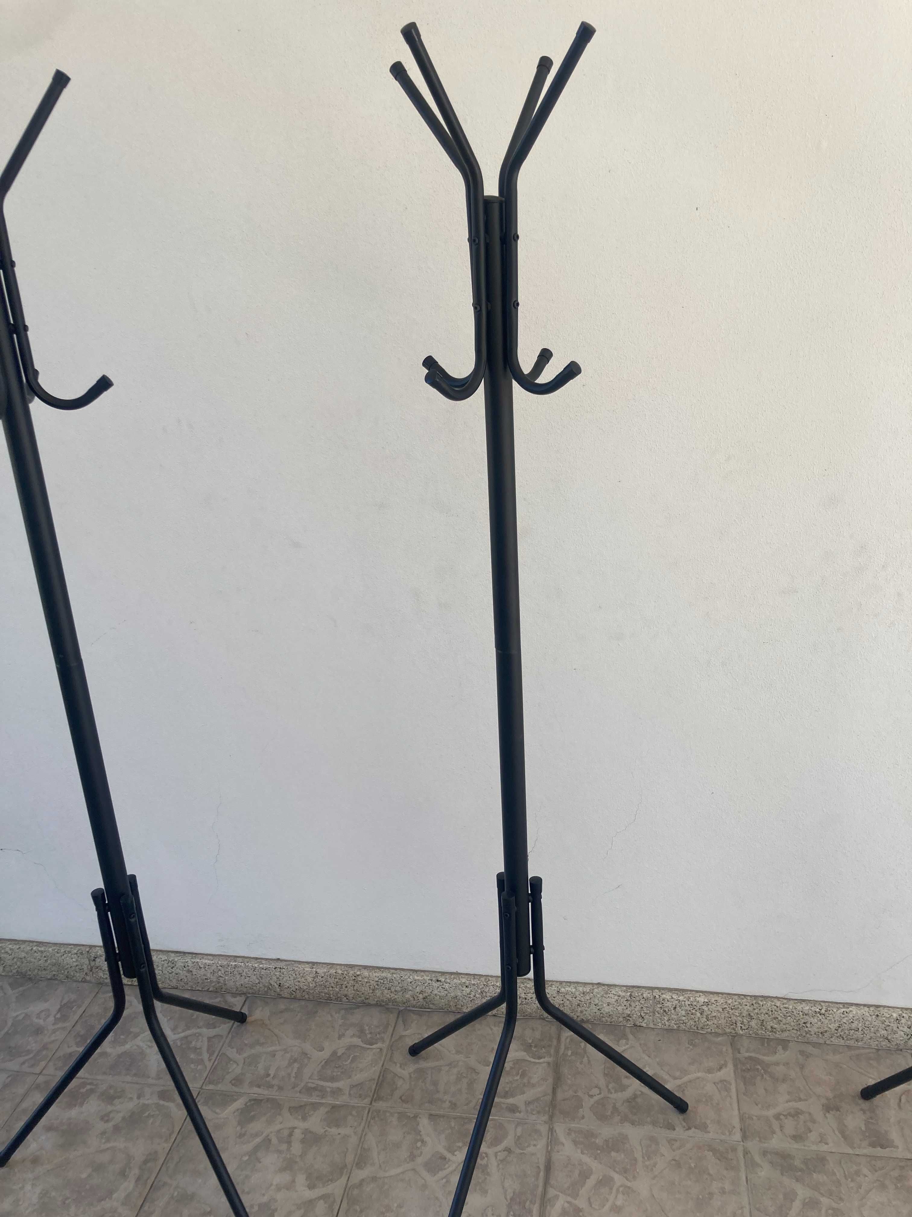 Cabide preto com pé em metal com 8 ganchos