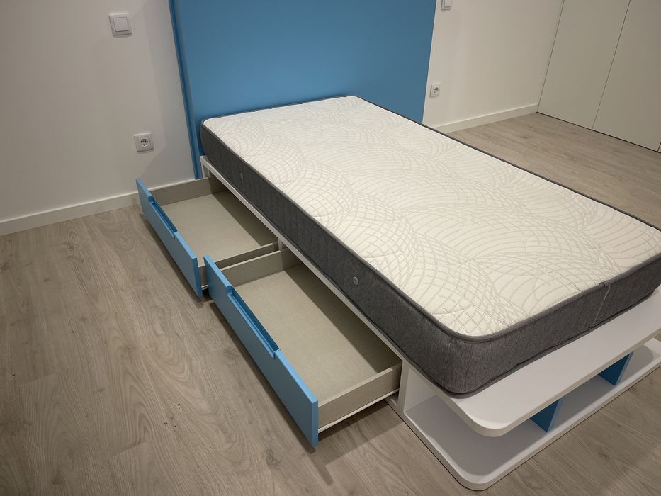 Cama bebé azul e branca