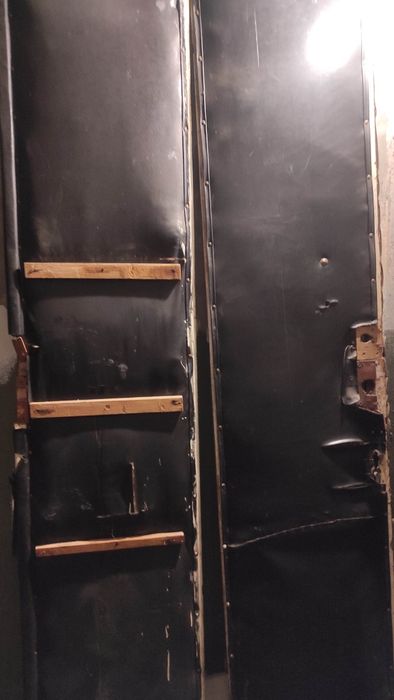 Двери высокие и крепкие