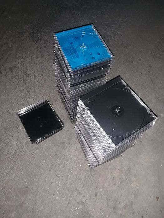 87 caixas de cds/dvds vazias