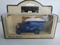 miniatura automóvel: Chevrolet Van 1928 Nivea Cream, ainda na caixa