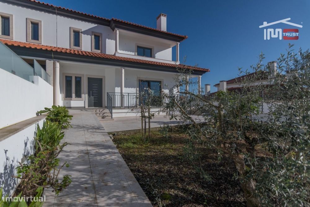 Fantástica Moradia T4 De Luxo Geminada Em Ortiga