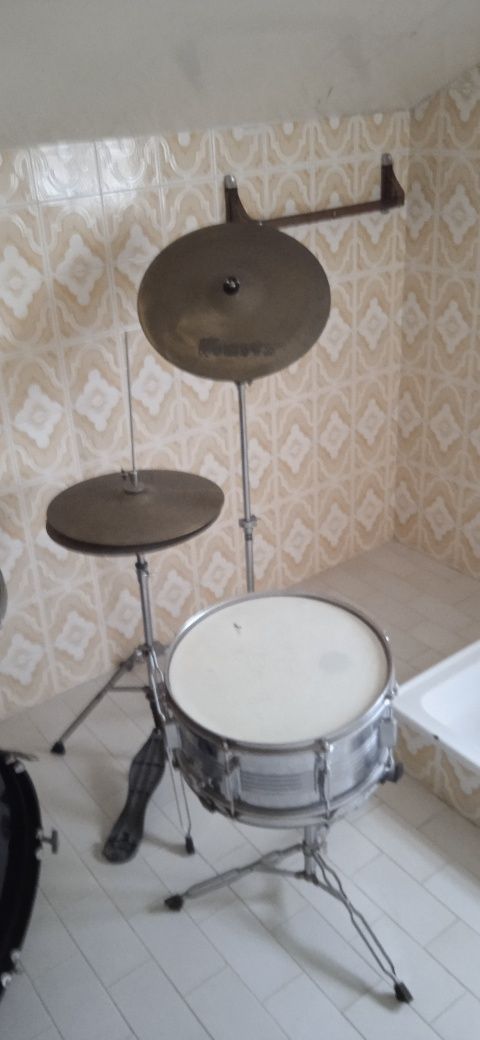 Se vende bateria musical completa como nova.
