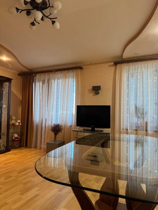 Простора двокімнатна квартира з меблями та технікою