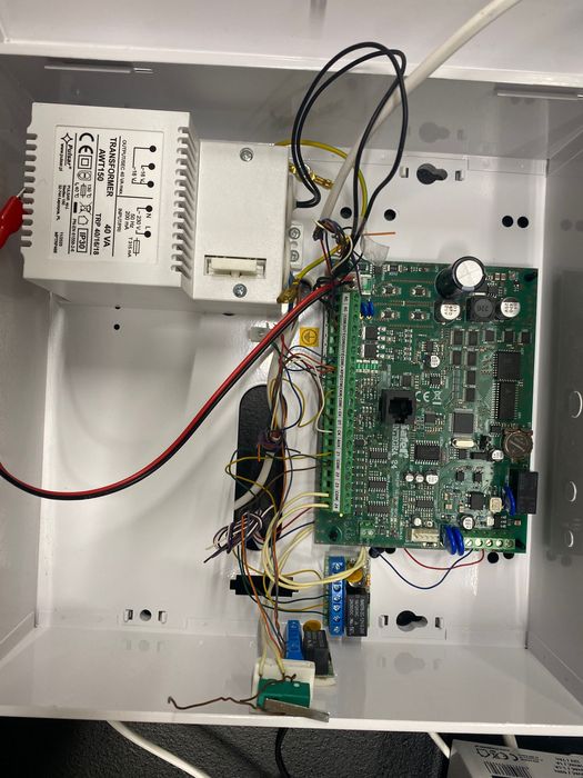 Zestaw alarmowy SATEL INTEGRA 24 + INT-KWRL2 + EBS PX200NB