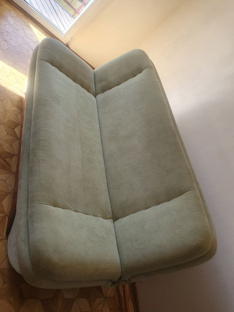 Zielona sofa wersalka