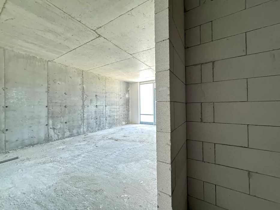 Простора однокімнатна з видом на річку