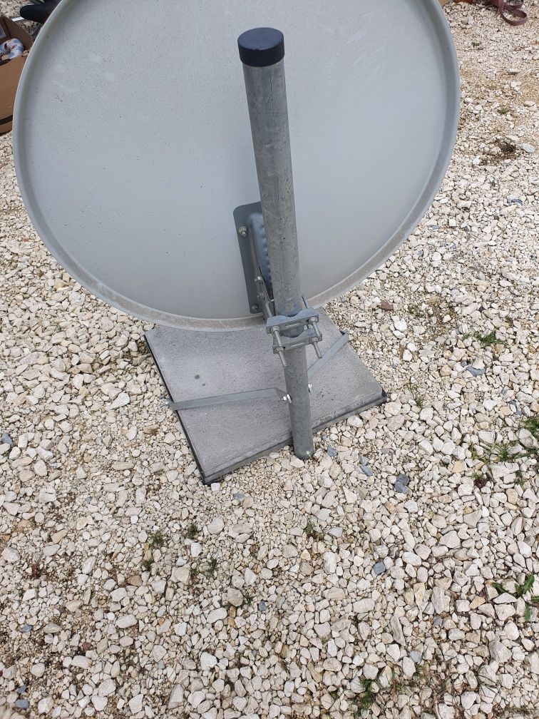 Antena  satelitarna  z postawa