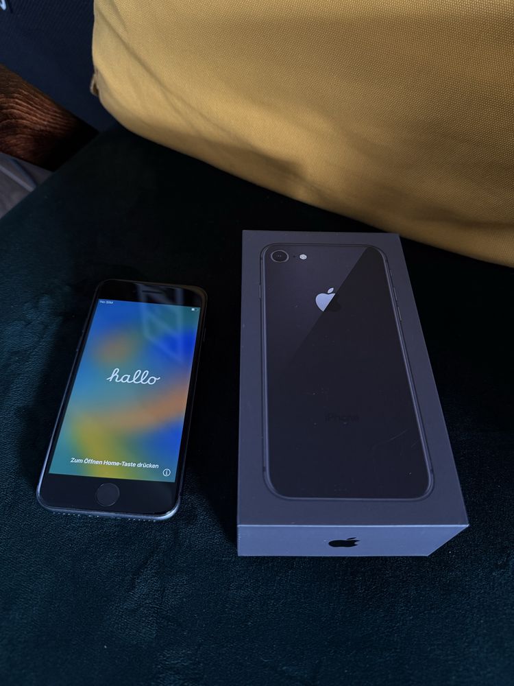 iPhone 8 64 GB z EarPods ze złączen Lightning