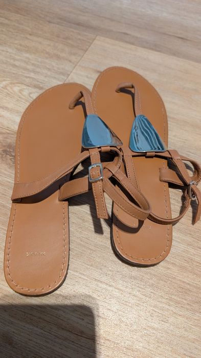 Sandálias castanhas e douradas