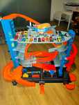 Hot wheels ultimate garage + megazestaw torów jakie można łączyć razem