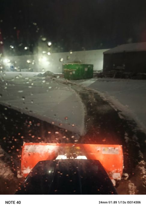 Odśnieżanie  dachów, parkingów