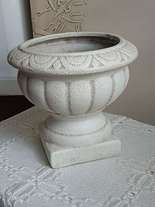 Gazon. Oslonka. Wazon ceramiczny. Prowansalski. Vintage.