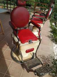 Vende-se duas cadeiras de barbeiro para restaurar "Pessoa Lisboa"