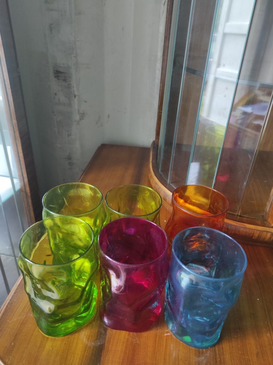 Kolorowe szklanki