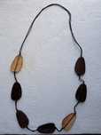 Colar comprido (castanho)