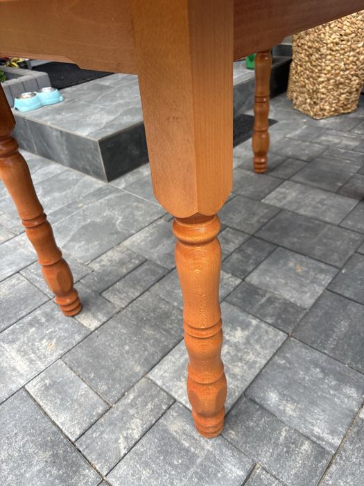 Stół owalny rozsówany .